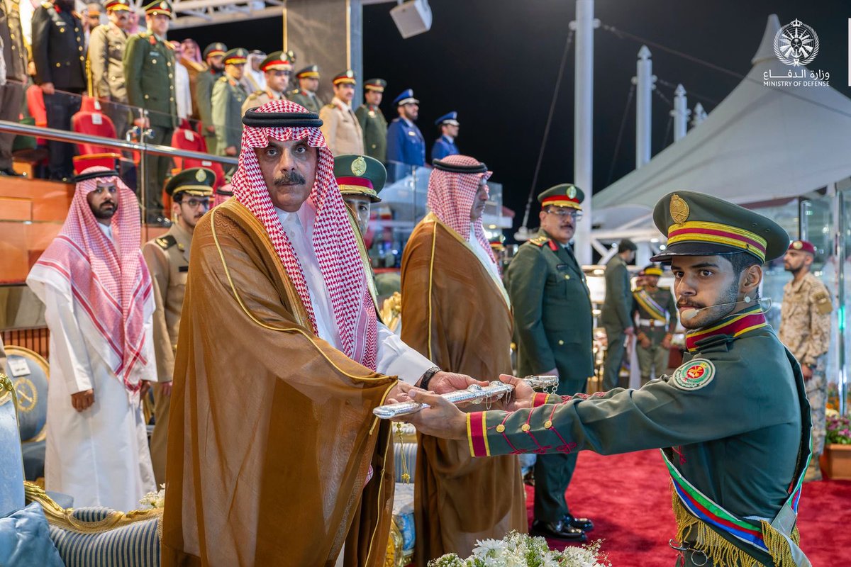 الف مبروك تخرج الملازم / البراء بن عمر عويد العتيبي الحائز على المركز الاول وجائزة ( سيف الشرف) من كليه الملك عبدالله للدفاع الجوي
وفقك الله لخدمه الدين والمليك والوطن ،، شكراً جزيلاً على الزيارة الكريمة

فخورين بك وبآمثالك 🫡