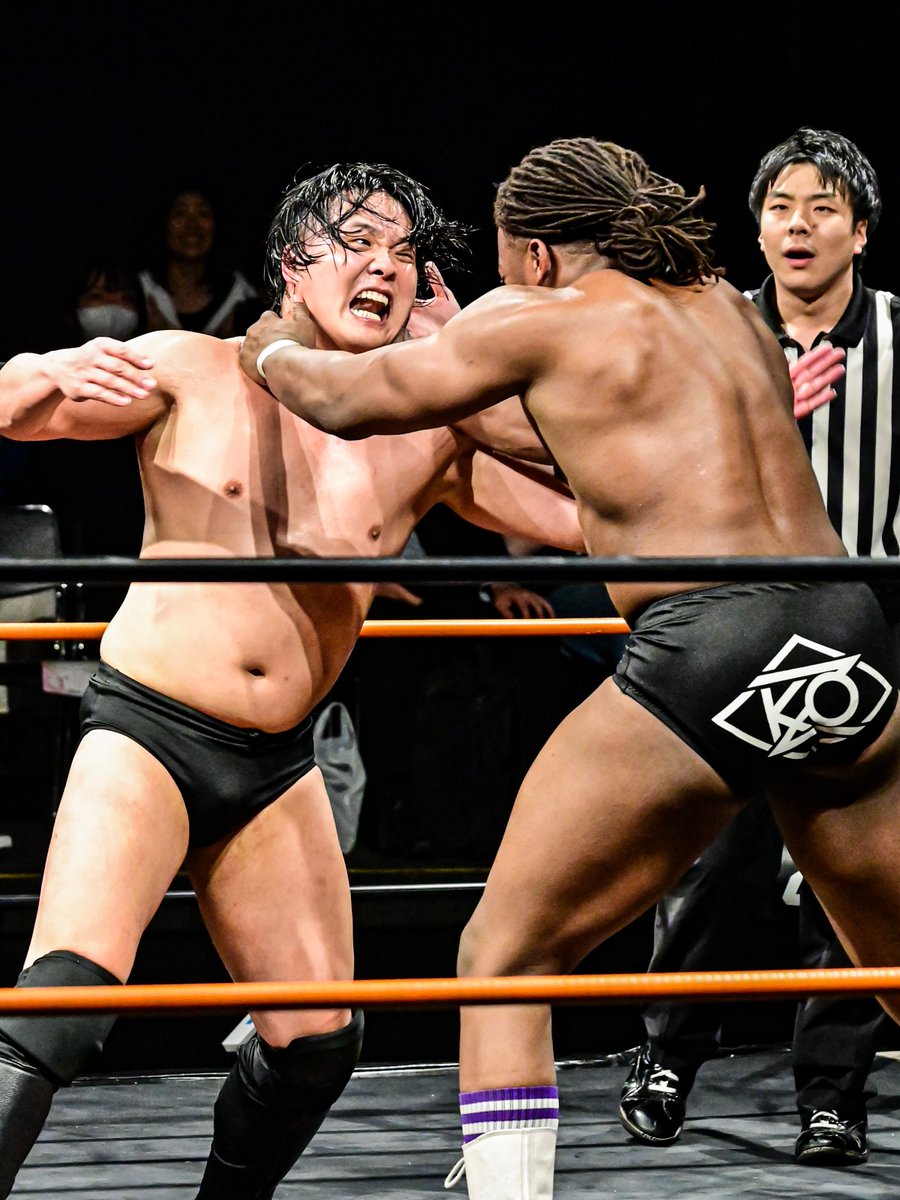 iwanohoumei's tweet photo. ゴツいラブロンにバチバチいくのむらさん最高だな…

2025/04/25新木場1st RING
#watchDPW
#野村卓矢 
#格闘探偵団 
#LaBronKozone https://t.co/3SzdpTGeT8