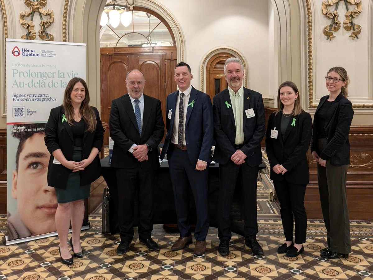 HemaQuebec's tweet image. En cette Semaine nationale du don d'organes et de tissus, Héma-Québec était à l’Assemblée nationale pour sensibiliser les élus à l’importance du consentement au don de tissus humains.
Un seul don peut transformer la vie de 20 personnes.
Parlez-en à vos proches. 💙