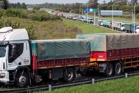 🚛 Los puertos del Gran Rosario, con gran intensidad: más de 6200 camiones en un solo día
🚢 El operativo cosecha registra un récord de tránsito, mientras las obras viales y el mal estado de las rutas complican el acceso a las terminales. TN
ℹ️👉 t.ly/gUspH