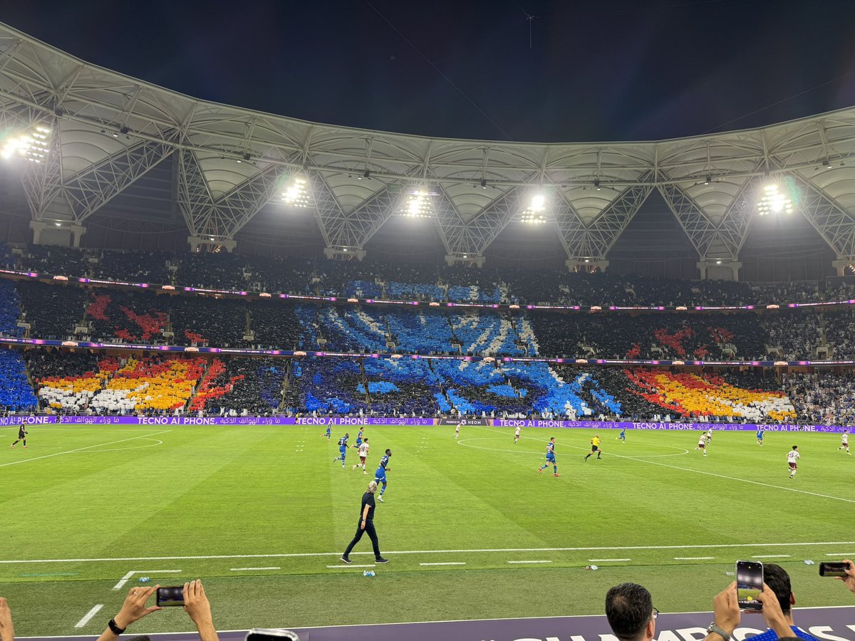 الهلال علمهم التيفو ودرسهم بوقت ماكانوا يعرفون وش التيفو، عطاهم فرصه فتره طويله خصوصاً ان ملعب الهلال مايساعد.. طالت اصواتهم واعتقدوا انهم صاروا الافضل..
رجع الهلال ودرسهم من جديد، لا أحد فوق الهلال في كل شيء 💙