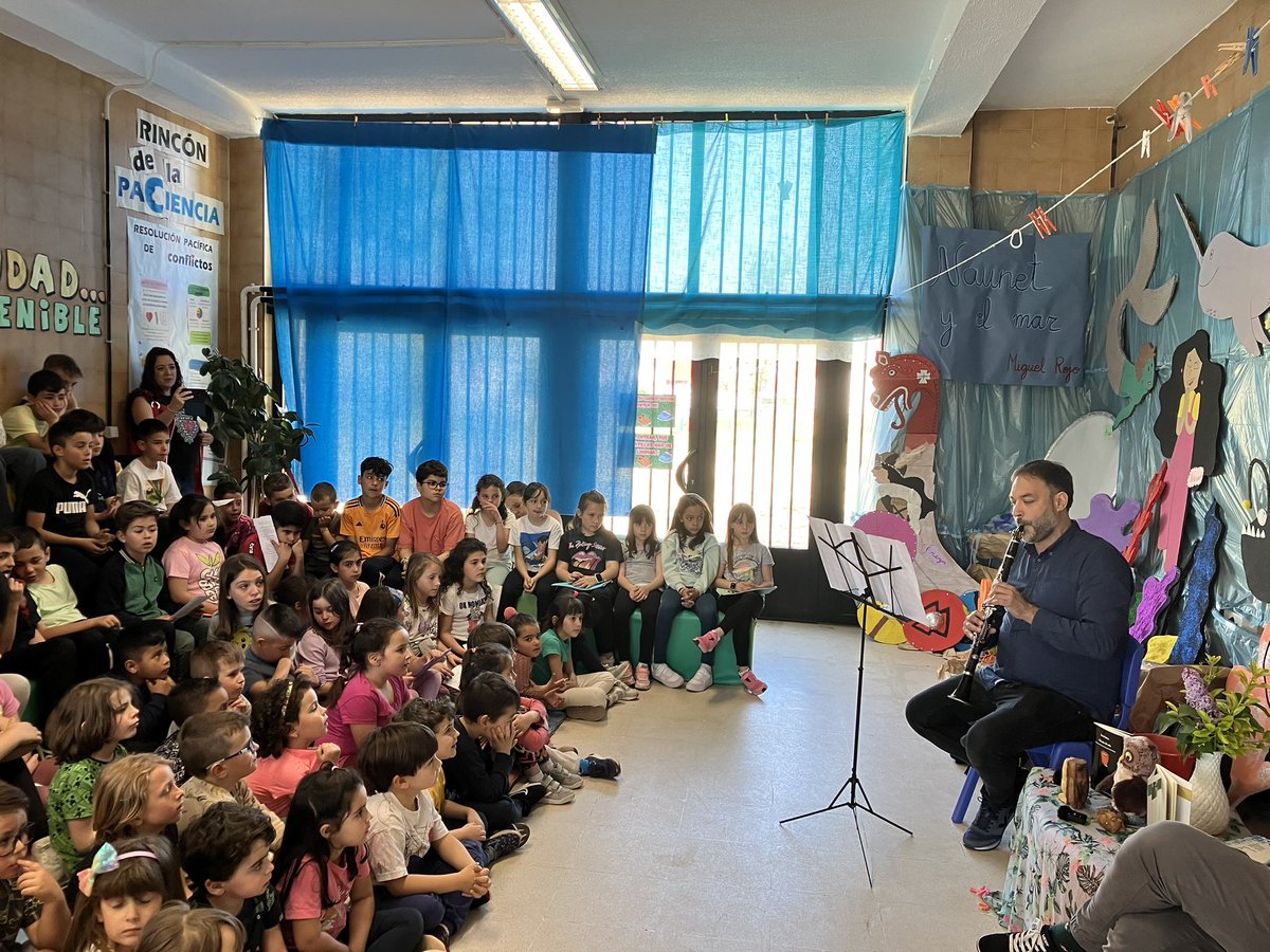 Celebramos el día del Libro con Gustavo y David, dos poetas que nos han deleitado con la magia de la música y de la poesía. Y para terminar nuestros chic@s nos mostraron sus propios cuentos e historias creadas para ocasion¡Arriba el poder de las letras!

youtu.be/ILOKqd6Micw?si…