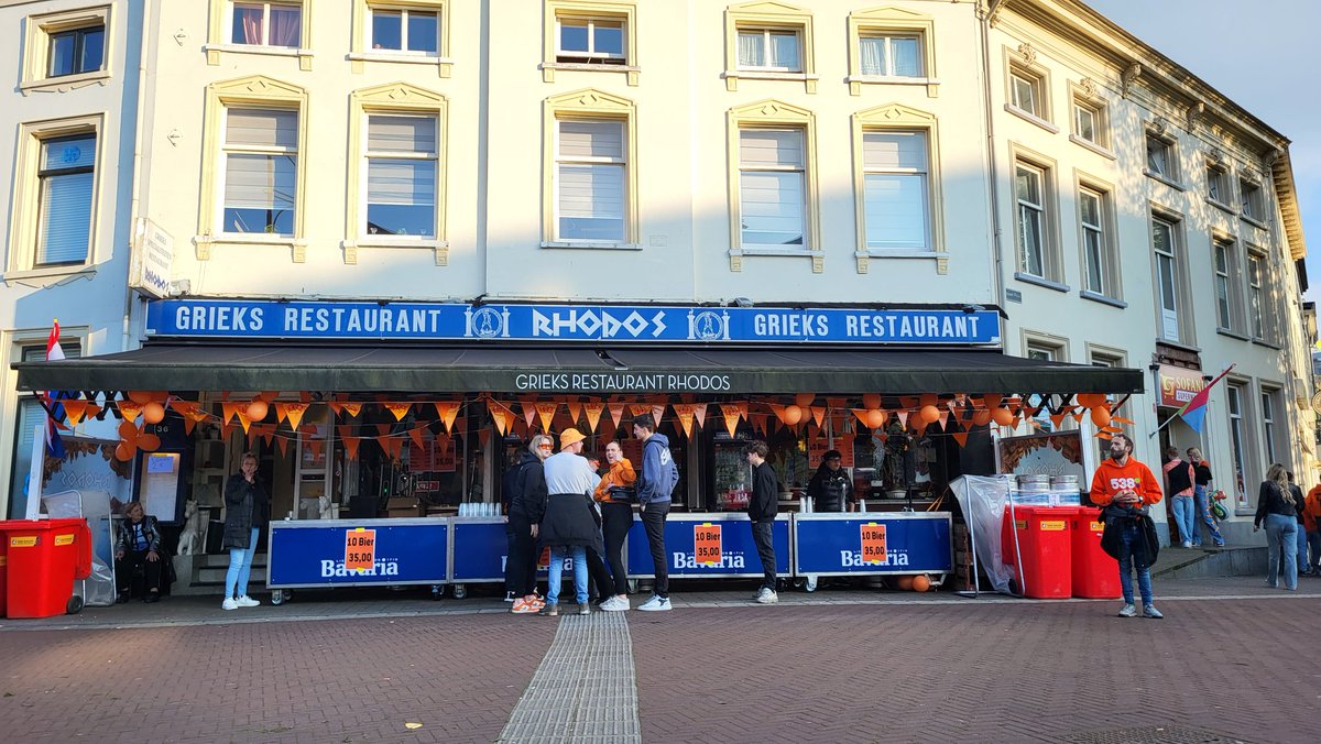 Ook het Griekse restaurant Rhodos kleurt vanavond #oranje #Koningsdag2025 #Arnhem