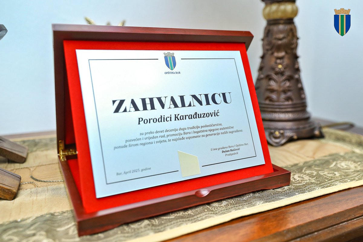 Opština Bar (@opstinabar) on Twitter photo Predsjednik Opštine Bar, <a href="/dooshanr/">Dušan Raičević</a>, uručio je zahvalnicu porodici Karađuzović, koja je više od devet decenija svojim vrijednim i predanim radom njegovala tradiciju poslastičarstva, prenoseći znanje i ljubav prema zanatu kroz generacije. 🤝 Predsjednik Opštine Bar, <a href="/dooshanr/">Dušan Raičević</a>, uručio je zahvalnicu porodici Karađuzović, koja je više od devet decenija svojim vrijednim i predanim radom njegovala tradiciju poslastičarstva, prenoseći znanje i ljubav prema zanatu kroz generacije. 🤝