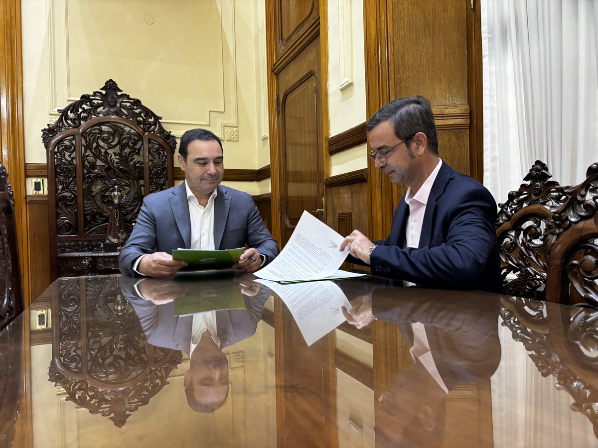 gustavovaldesok's tweet photo. Porque aspiramos a que los vecinos disfruten de espacios públicos de calidad en los que encontrarse, refaccionaremos integralmente las plazas Nueva Valencia y San Cayetano, de #Riachuelo: así lo acordamos con su intendente, Martín Jetter, mediante un convenio de cooperación. https://t.co/cKreRCt0WB