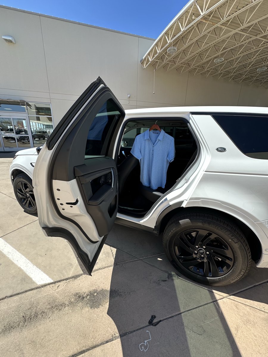 landroverns's tweet image. Fresh look, same elite service. Our new uniforms at Land Rover North Scottsdale bring a modern edge to our team while keeping it sharp and professional. Looking good, working even better. #TeamStyle #UniformUpgrade #LandRoverNorthScottsdale #LandRover
