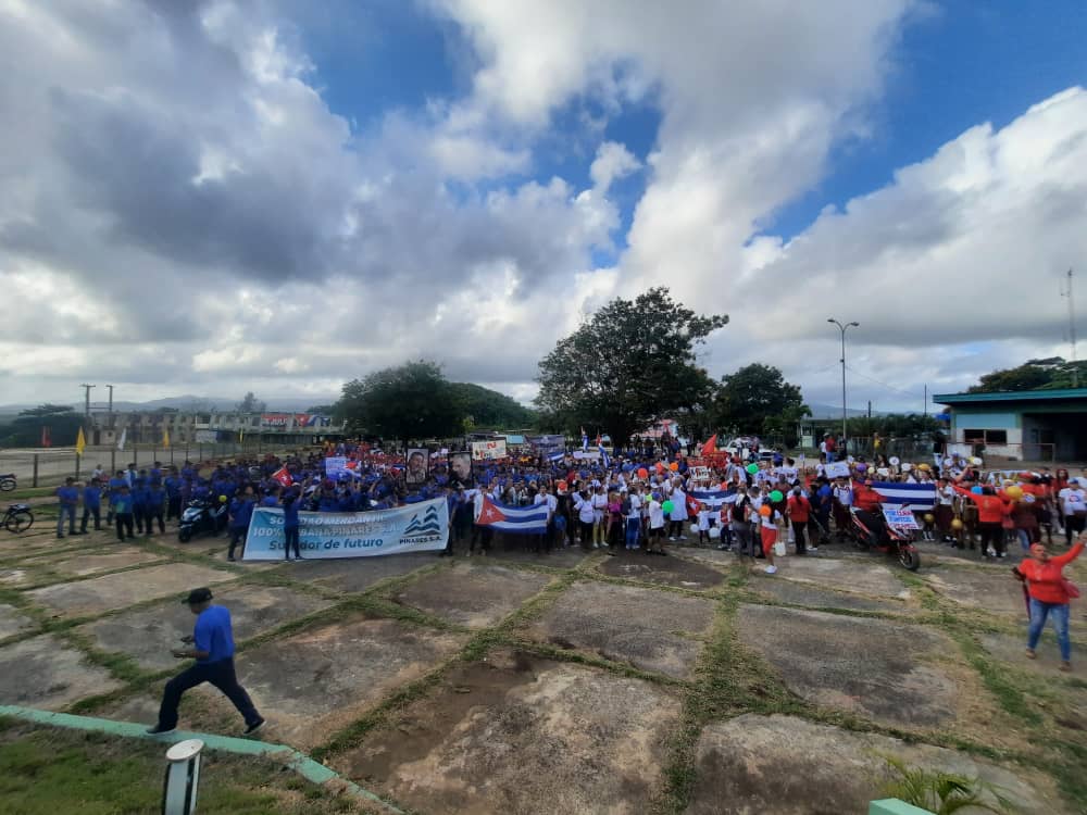 AbadDagmar's tweet photo. Ya nuestros trabajadores desfilan en saludo a Primero de Mayo! Realizados los actos en #Felton, #Nicaro y #Levisa. Compromiso, disciplina, reafirmacion Revolucionaria. #MayariSi #HonorHolguinero #1eroPorElTrabajo @PartidoPCC @DiazCanelB @QueipoRuiz @emimundo @milagrosyanet83 https://t.co/po6dnV2PzI