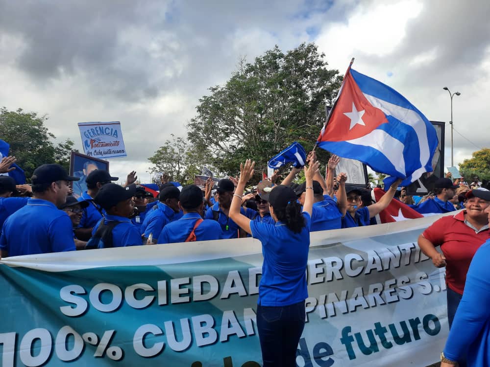 AbadDagmar's tweet photo. Ya nuestros trabajadores desfilan en saludo a Primero de Mayo! Realizados los actos en #Felton, #Nicaro y #Levisa. Compromiso, disciplina, reafirmacion Revolucionaria. #MayariSi #HonorHolguinero #1eroPorElTrabajo @PartidoPCC @DiazCanelB @QueipoRuiz @emimundo @milagrosyanet83 https://t.co/po6dnV2PzI