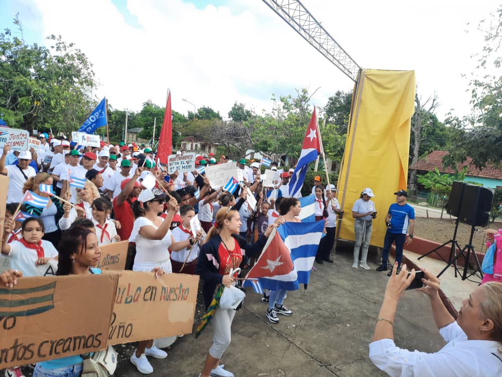 AbadDagmar's tweet photo. Ya nuestros trabajadores desfilan en saludo a Primero de Mayo! Realizados los actos en #Felton, #Nicaro y #Levisa. Compromiso, disciplina, reafirmacion Revolucionaria. #MayariSi #HonorHolguinero #1eroPorElTrabajo @PartidoPCC @DiazCanelB @QueipoRuiz @emimundo @milagrosyanet83 https://t.co/po6dnV2PzI