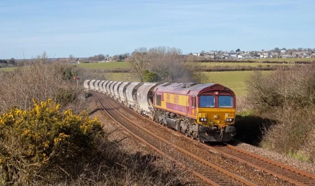 🛤️ A sunny day in southeast #Cornwall.

📷 Craig Munday

#ScenicRailway #RailPhotography
