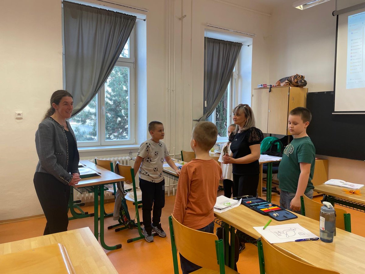 V rámci #BritishEmbassyBrno navštívila zástupkyně 🇬🇧velvyslance <a href="/KDavenportFCDO/">Kate Davenport</a>  ženský vzdělávací spolek Vesna, kde si prohlédla Šatník a komunitní centrum, které pomáhá místním ženám a dětem. Se zaměstnankyněmi, lektorkami i dětmi si popovídala anglicky, česky a ukrajinsky.🇨🇿🇺🇦