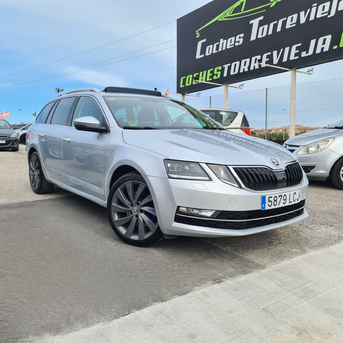 cochestv's tweet photo. Skoda Octavia Combi 1.8TSi Laurin &amp; Klement ‼️AUTOMÁTICO
💚 Etiqueta medioambiental "C" verde
Motor GASOLINA 1.8TSi de 180 cv
Cambio AUTOMÁTICO de 6 velocidades 

#CochesTorrevieja #SkodaOctavia #Skoda #Octavia #Laurin #Klement #Gasolina #Petrol #Automático #Automatico #Automatic https://t.co/imkZ2R0As4
