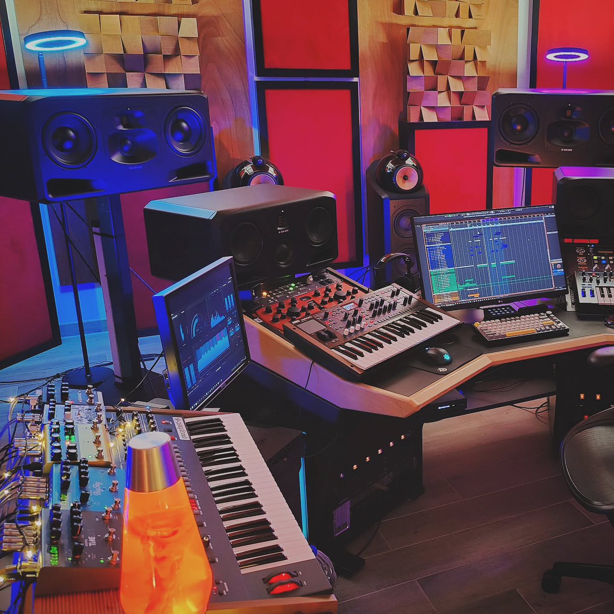 Giving the S3H a spin against their bigger sisters, the S5H. Wish you were here (literally, playing)👊@adam_audio

🤖#musician #composer #producer #producerlife #studiolife #piano #synth #synthesizer #sounddesign #gameaudio #gamemusic #filmmusic #soundtrack #originalsoundtrack