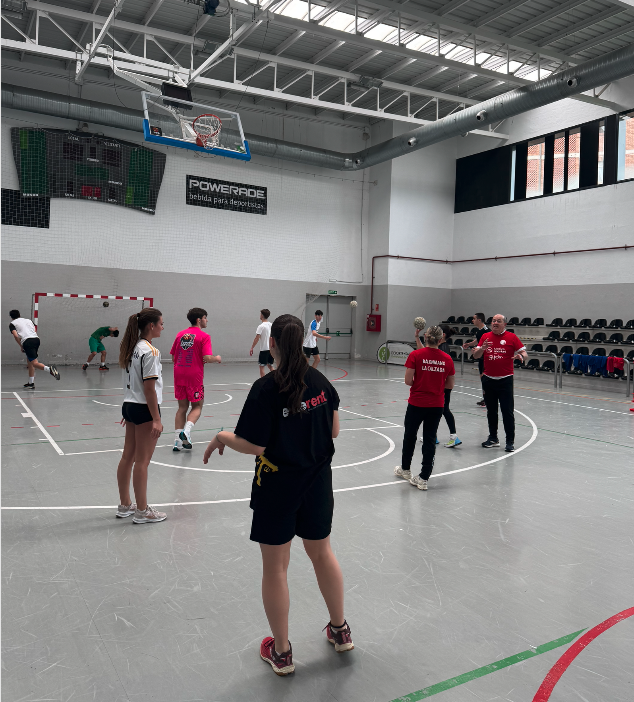 EDAFIDES_Uniovi (@edafides) on Twitter photo Ayer y hoy nuestros alumnos de Deportes II de CAFD han complementado su formación con una master class de balonmano dirigida por <a href="/luisavelin/">Luis Avelino</a>, <a href="/Mariagm09/">María González</a> y <a href="/naylss/">Nayla</a> del <a href="/CBLaCalzada/">Club Balonmano MotiveMarket.com La Calzada</a>. Excelente aprendizaje para conocer los secretos del balonmano. ¡Gracias por todo, equipo! Ayer y hoy nuestros alumnos de Deportes II de CAFD han complementado su formación con una master class de balonmano dirigida por <a href="/luisavelin/">Luis Avelino</a>, <a href="/Mariagm09/">María González</a> y <a href="/naylss/">Nayla</a> del <a href="/CBLaCalzada/">Club Balonmano MotiveMarket.com La Calzada</a>. Excelente aprendizaje para conocer los secretos del balonmano. ¡Gracias por todo, equipo!