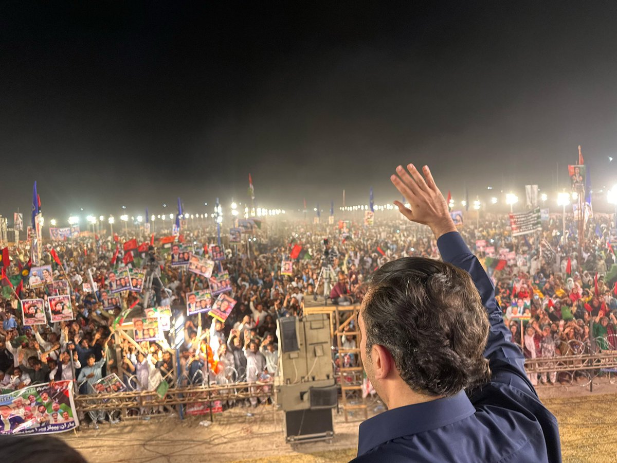 MediaCellPPP's tweet photo. سکھر: پاکستان پیپلزپارٹی کے چیئرمین بلاول بھٹو زرداری روہڑی بائی پاس پر ہونے والے جلسہ عام میں شریک ہیں، اس موقع پر وہ شرکاء کے جوش و جذبے کا خیر مقدم کررہے ہیں

 #ThanksBBZ https://t.co/jQfCQNiQF0