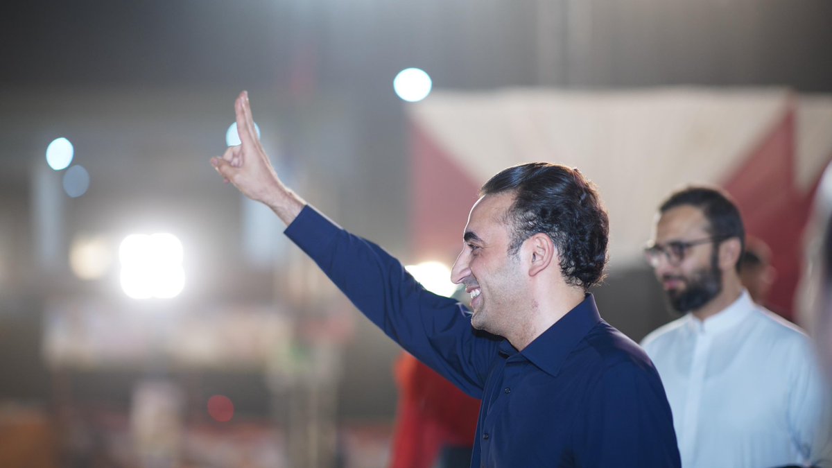 MediaCellPPP's tweet photo. سکھر: پاکستان پیپلزپارٹی کے چیئرمین بلاول بھٹو زرداری روہڑی بائی پاس پر ہونے والے جلسہ عام میں شریک ہیں، اس موقع پر وہ شرکاء کے جوش و جذبے کا خیر مقدم کررہے ہیں

 #ThanksBBZ https://t.co/jQfCQNiQF0