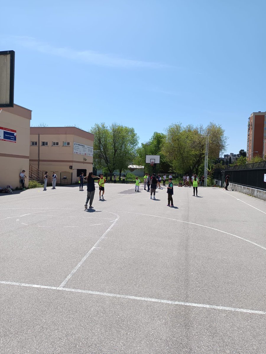 Hoy se ha celebrado la Jornada Deportiva en el IES María de Molina, los alumnos de 1° de Bachillerato han organizado unas actividades muy divertidas para los de 1°ESO.
¡Ha salido genial y todos han disfrutado al máximo!