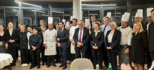 dsden18's tweet photo. Soirée de clôture de la cordée de la réussite Everesto au lycée J. Coeur de Bourges
Un dîner d’exception, une expérience sensorielle et gustative !
Porter l’ambition au contact de grands chefs étoilés 🌟🌟🌟 https://t.co/Ftza8awdpX