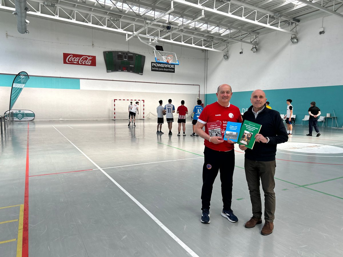 EDAFIDES_Uniovi (@edafides) on Twitter photo El <a href="/CBLaCalzada/">Club Balonmano MotiveMarket.com La Calzada</a>, de la mano de <a href="/luisavelin/">Luis Avelino</a> y acompañado por las jugadoras <a href="/Mariagm09/">María González</a> y <a href="/naylss/">Nayla</a>, han donado a la biblioteca del Grado de Deportes (<a href="/uniovi_info/">Universidad Oviedo</a>) tres libros sobre la historia y el origen del balonmano tanto en España como en Asturias. ¡Muchas gracias por todo! El <a href="/CBLaCalzada/">Club Balonmano MotiveMarket.com La Calzada</a>, de la mano de <a href="/luisavelin/">Luis Avelino</a> y acompañado por las jugadoras <a href="/Mariagm09/">María González</a> y <a href="/naylss/">Nayla</a>, han donado a la biblioteca del Grado de Deportes (<a href="/uniovi_info/">Universidad Oviedo</a>) tres libros sobre la historia y el origen del balonmano tanto en España como en Asturias. ¡Muchas gracias por todo!