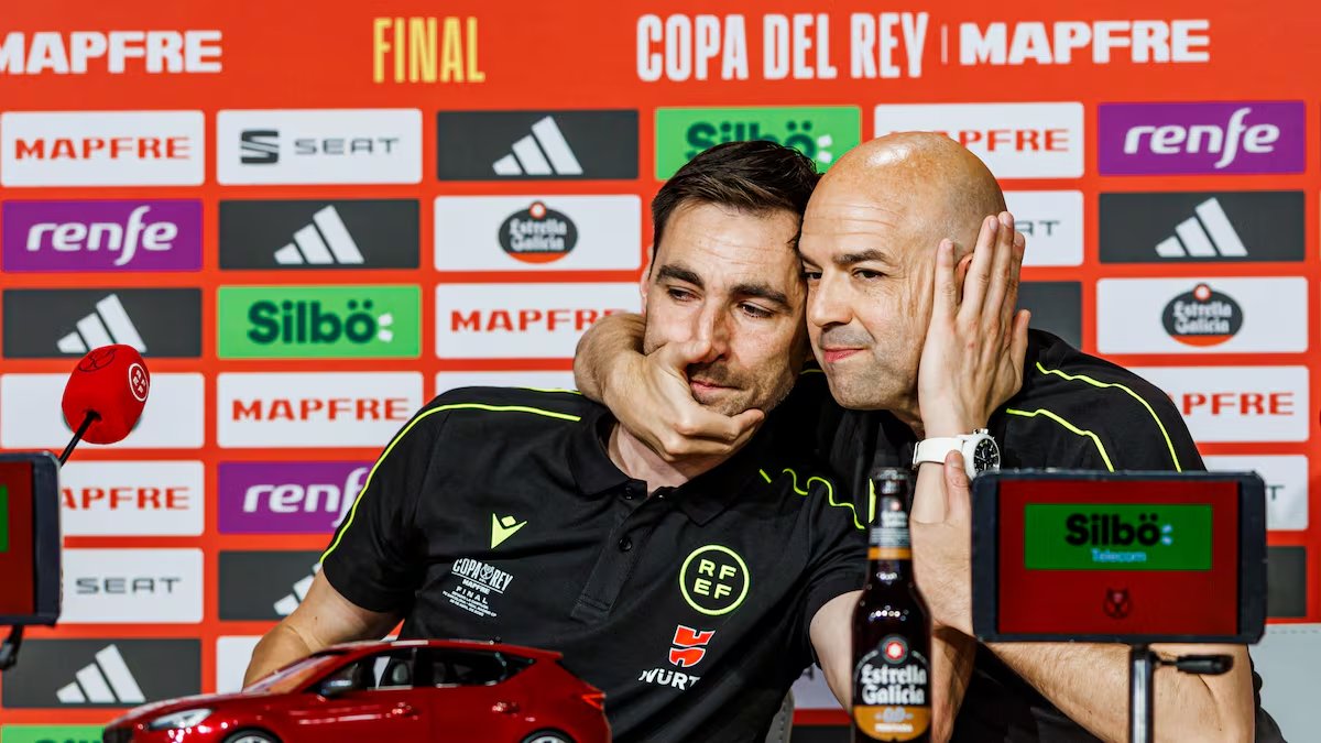 Carrusel Deportivo (@carrusel) on Twitter photo 🚨Informa @AntonMeana desde Sevilla 📍
⛔️ La @RFEF confirma a <a href="/La_SER/">Cadena SER</a> que no hay NINGUNA posibilidad de cambiar a los ÁRBITROS porque "no hay ningún motivo para ello, diga lo diga el Real Madrid " 🚨Informa @AntonMeana desde Sevilla 📍
⛔️ La @RFEF confirma a <a href="/La_SER/">Cadena SER</a> que no hay NINGUNA posibilidad de cambiar a los ÁRBITROS porque "no hay ningún motivo para ello, diga lo diga el Real Madrid "