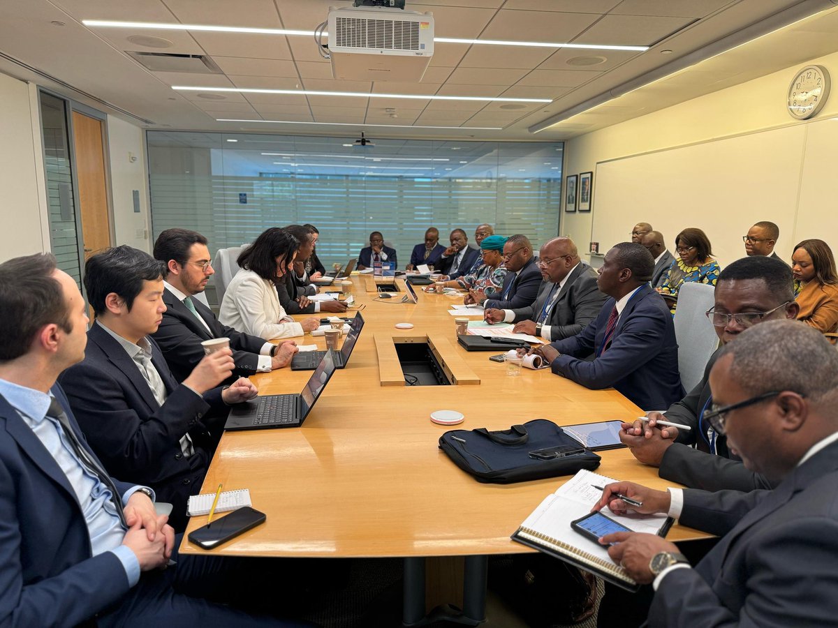 tazyphilly1's tweet photo. Les Assemblées de printemps du FMI et de la Banque mondiale offrent une plateforme stratégique pour la République démocratique du Congo (RDC) afin de renforcer ses partenariats économiques et financiers. Le Ministre des Finances, SEM Doudou Fwamba Likunde Li-Botayi, accompagné du Ministre d’État au Budget et de la Gouverneure de la Banque Centrale du Congo, mène des discussions de haut niveau à Washington. Ces échanges visent à préparer la première revue du Programme FEC, prévue avec l’arrivée de la mission du FMI à Kinshasa le 30 avril 2025

Les priorités incluent l’état d’avancement des critères quantitatifs, le cadrage budgétaire, et la coordination des données macroéconomiques, tout en tenant compte du contexte sécuritaire. Le Ministre a exprimé l’optimisme du Gouvernement quant à la capacité de la RDC à surmonter les défis et à maintenir une dynamique de réformes pour consolider la stabilité économique.

Ces efforts témoignent de l’engagement du Gouvernement à respecter ses obligations et à renforcer la confiance avec les partenaires internationaux. Une initiative prometteuse pour la transformation économique du pays . @LikundeR  @financesrdc