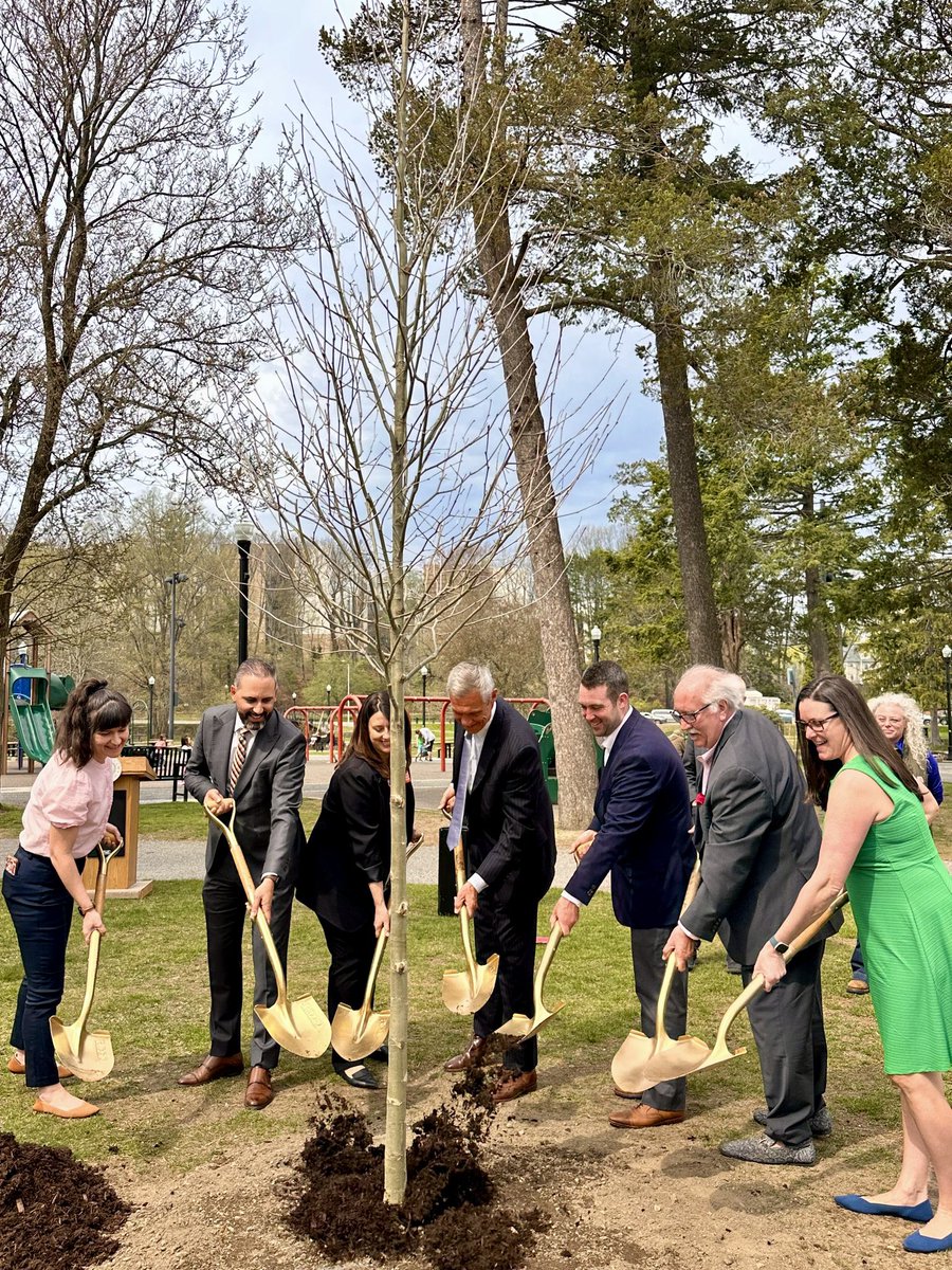 No better place to celebrate Arbor Day than Elm Park in Worcester!🌳
Proud to have secured over $500K for improvements to this park as a fixture of our community. Outdoor spaces benefit not only our environment, but economic prosperity + well-being(plus, it’s Finley’s fav place!)