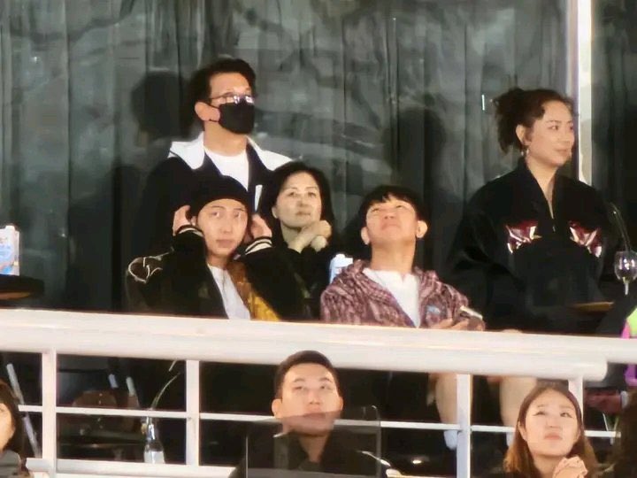 _cbfwxo's tweet photo. ROSÉ PARENTS &amp; RM watching ROSIE TONIGHT AT COLDPLAYS CONCERT😍 https://t.co/bdB4fMzOJn