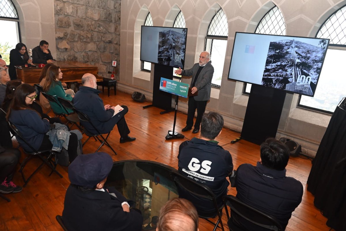 ¡100 años del funicular de Santiago! 🚠

Los ministros Carlos Montes y Álvaro Elizalde visitaron <a href="/parquemetminvu/">Parquemet</a> para celebrar el siglo de este monumento histórico nacional 🙌

¡En total, ha realizado 1 millón 400 mil viajes! 

¿Sabías que trasladó al Papa Juan Pablo II? Así es☝️