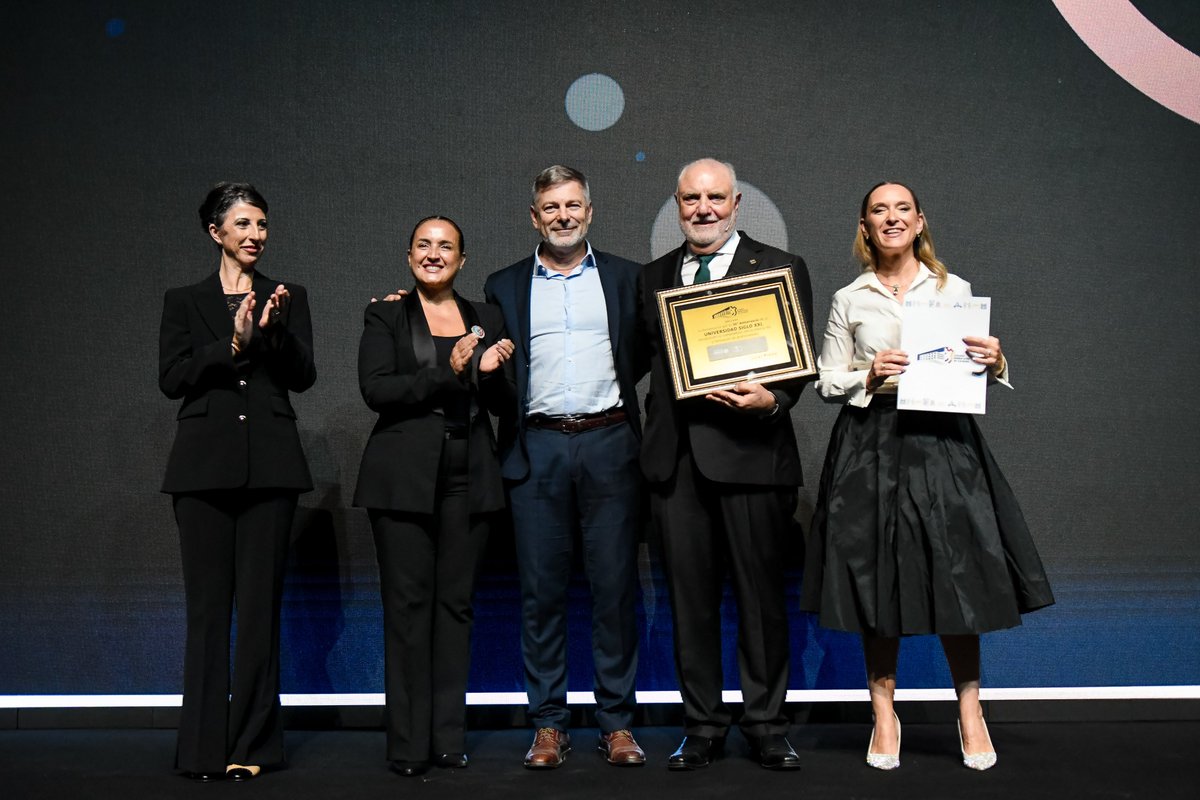 👉🏻 Junto al Gobernador <a href="/MartinLlaryora/">Martín Llaryora</a> y al Intendente <a href="/PasseriniOk/">Daniel Passerini</a>, participamos de los festejos por las tres décadas de trayectoria de la Universidad Empresarial <a href="/LaSiglo21/">Universidad Siglo 21</a>.

🫱🏻‍🫲🏽 Esta casa de estudios que nació aquí en #CórdobaCapital en 1995, es la universidad privada más