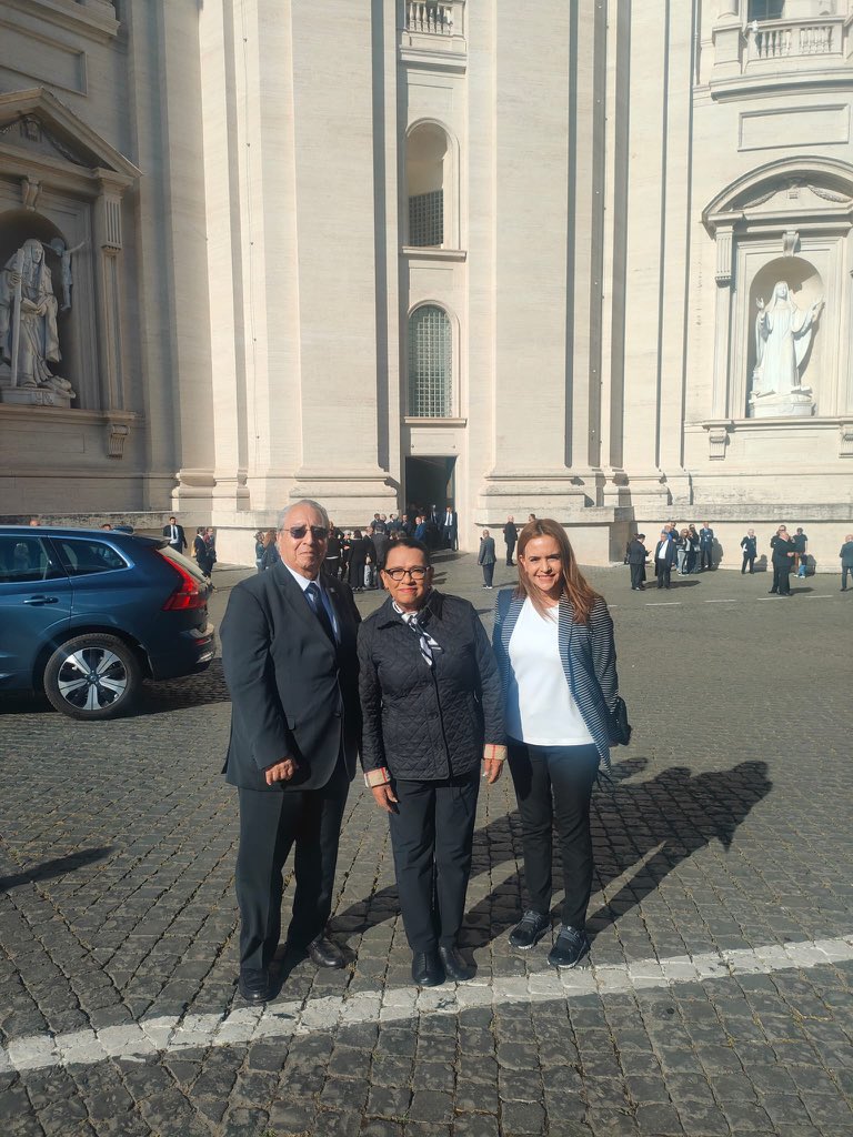 TodosMorena's tweet photo. Desde la Puerta de la Plegaria, @rosaicela_, @claraluzflores y el embajador @ABarrancoCh llevaron las condolencias del pueblo y de la presidenta @Claudiashein ante el adiós al Papa Francisco.
🇲🇽🤍🇻🇦 #TodosSomosMorena https://t.co/s6TZ9JKlId
