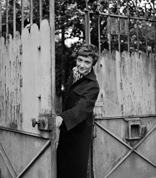 "Mi pasatiempo favorito es dejar pasar el tiempo, tener tiempo, tomarme mi tiempo, perder el tiempo, vivir a contratiempo".
Françoise Sagan