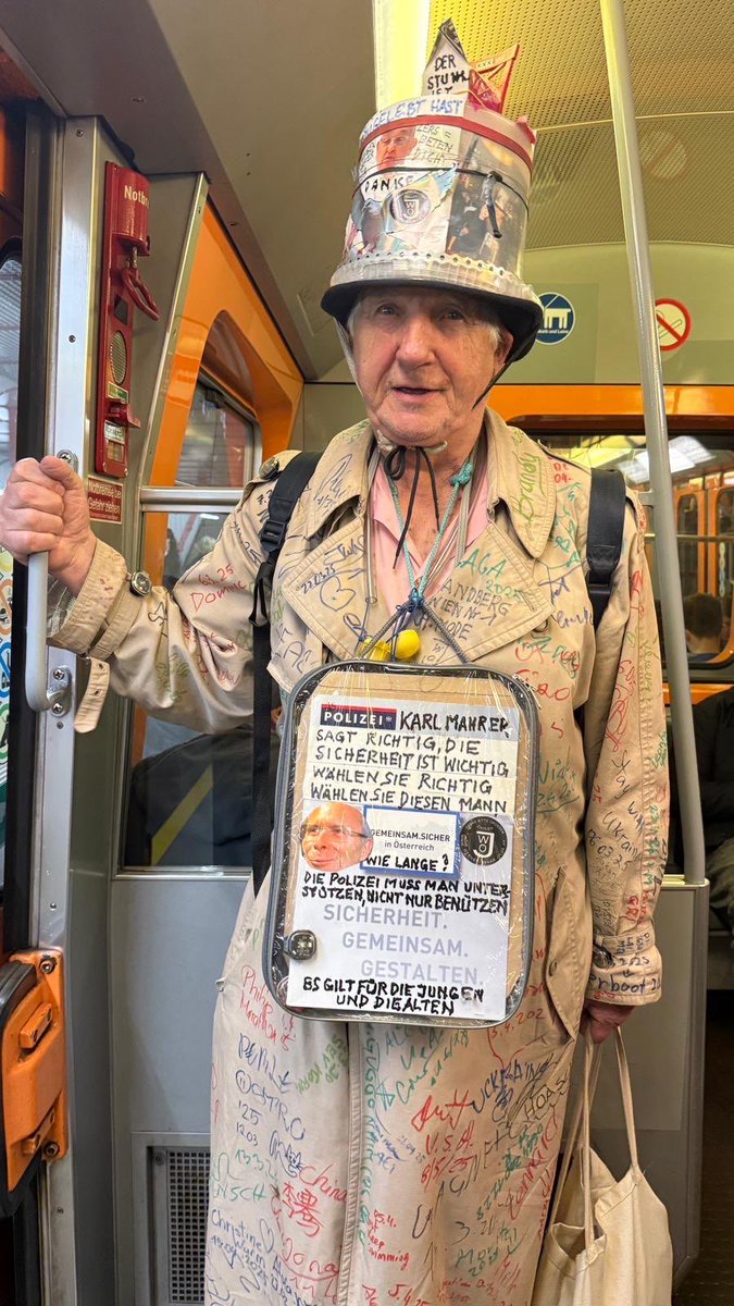 Wenn man dachte, man hat in diesem Wahlkampf schon alles erlebt –
kommt Freitagabend in der U4 das daher.
Ein Mahrer-Fan in Vollausstattung. Wien, du bist und bleibst einzigartig.
#WienWahl25 <a href="/VPWien/">OEVP Wien</a> <a href="/KarlMahrer/">Karl Mahrer</a>
