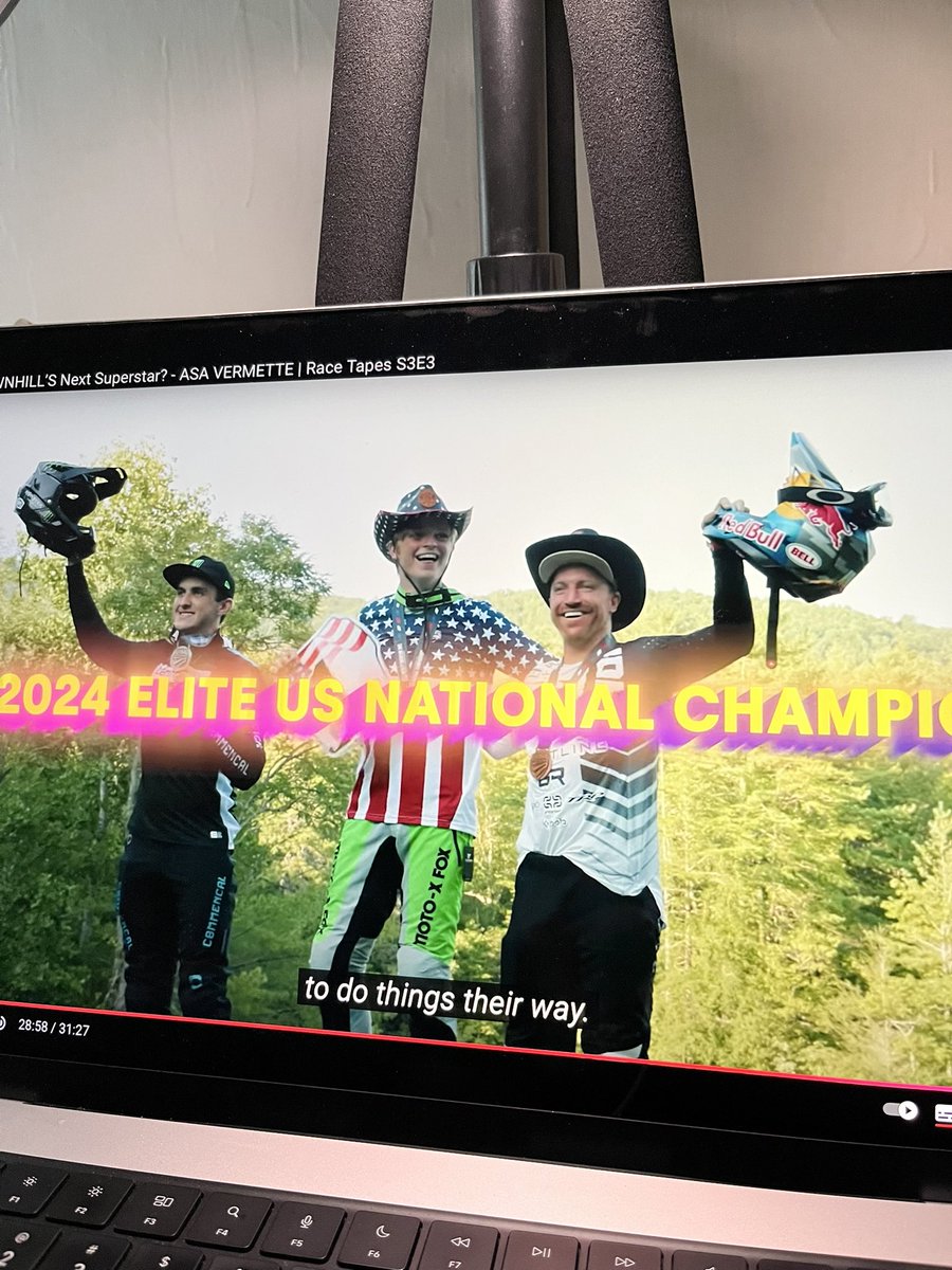 Tumben kok emosionaleee nontonnyaa