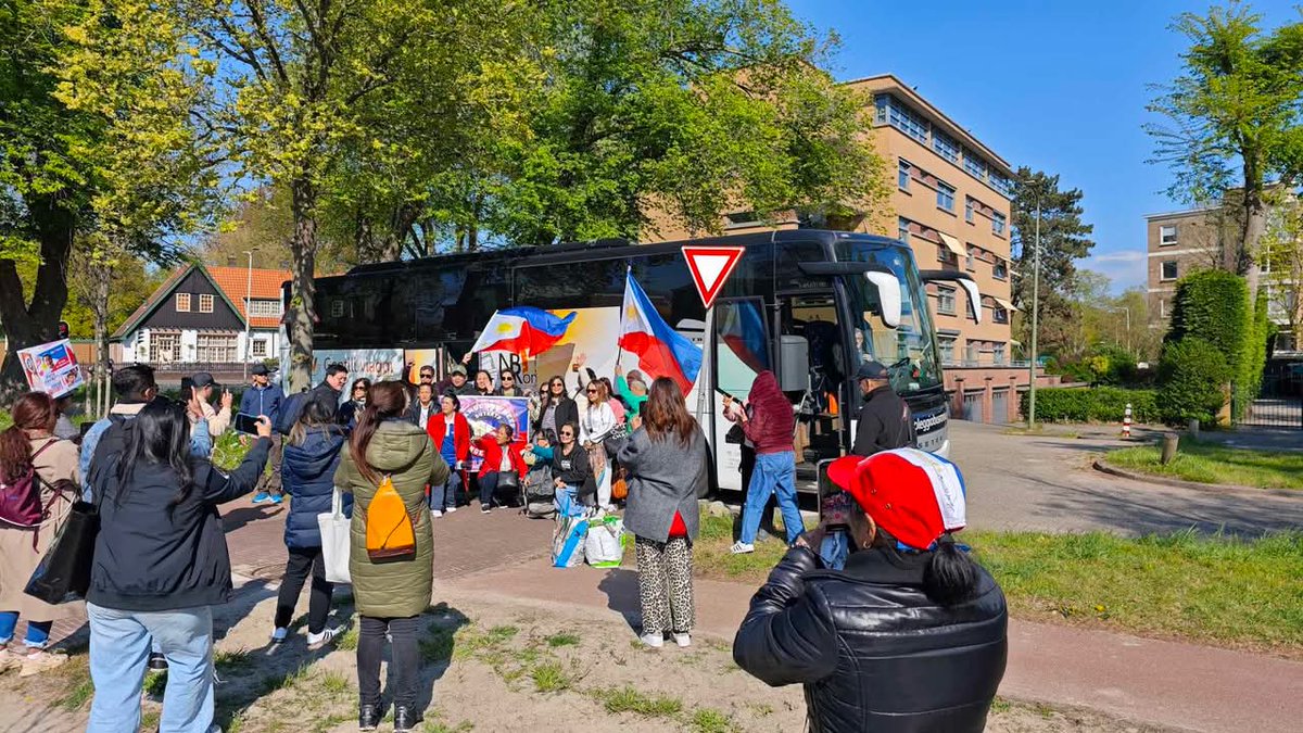 Gerbi_23's tweet photo. FROM ROME TO THE HAGUE 🚌

Isang bus na puno ng mga Pilipino mula pa sa Rome, Italy ang bumiyahe nang 28 oras patungong The Hague, Netherlands para ipaabot ang kanilang suporta kay
FPRRD Tatay Digong Duterte. 👊💚 https://t.co/Xt9mj0B4Kd