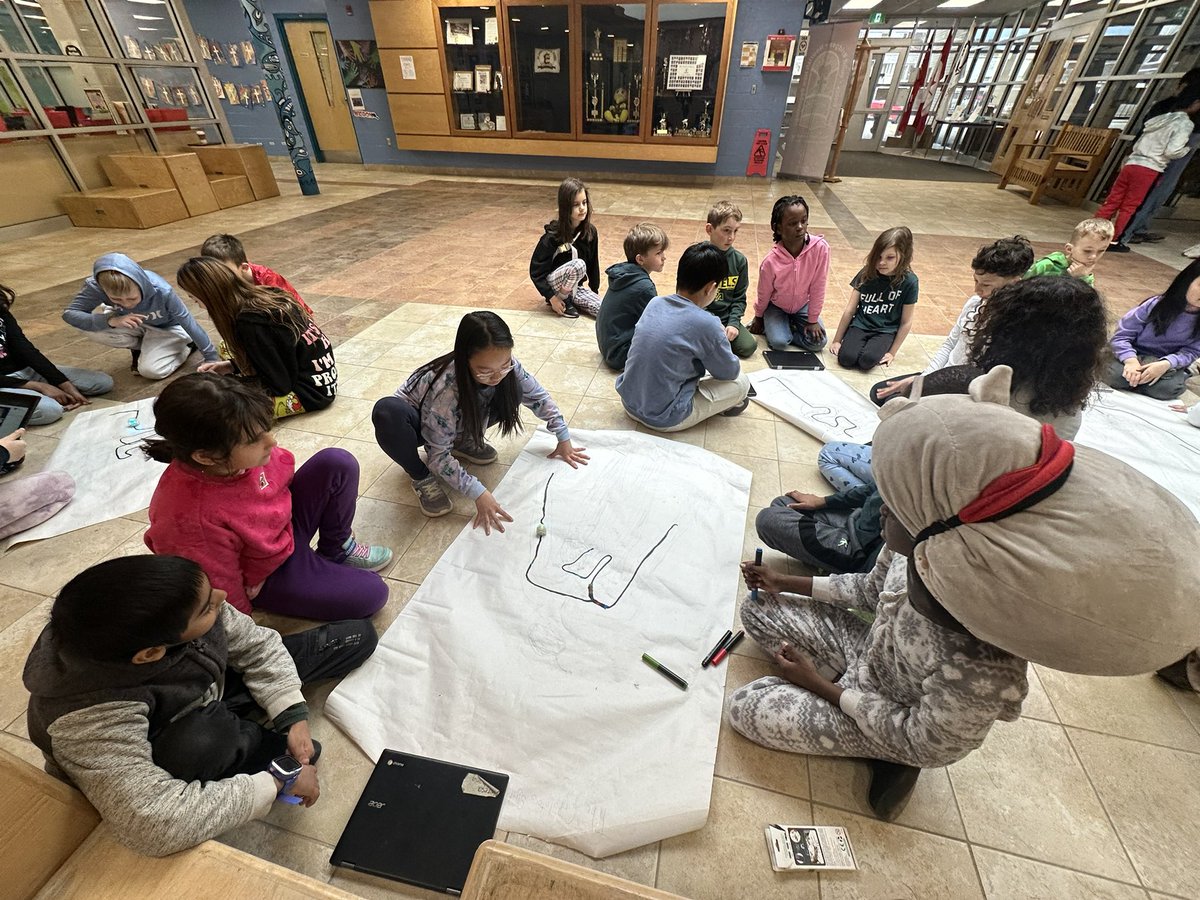 MrsCiampaClass's tweet image. We completed an Earth Month challenge with our grade 5 buddies this week. They showed us how to use the @Ozobot and we learned how to make the earth happy. #ocsbScience #ocsbCodes @StEmilyOCSB #EarthMonth