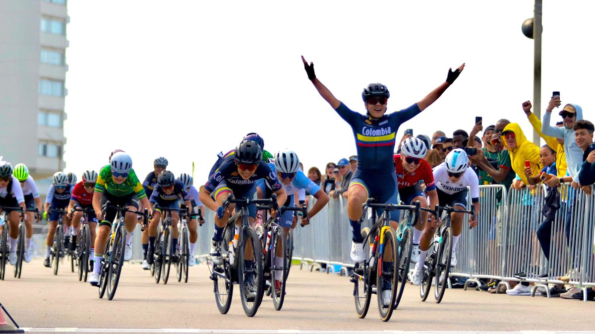 ¡Dos triunfos para Antioquia! 
Luciana Osorio se coronó bicampeona panamericana de ruta, consagrándose como una de las grandes del ciclismo continental y  Yalecza Marín conquistó la plata, en un vibrante sprint final. 
🤍💚 ¡Qué orgullo! 
📷@santiagosportsphotographer
