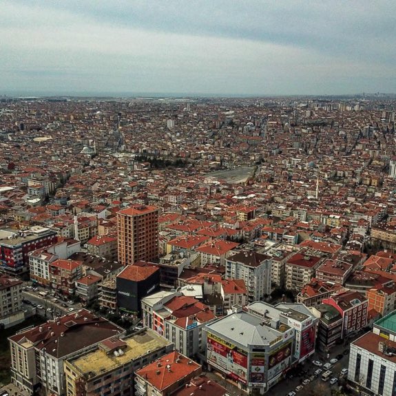 İstanbul’daki 6.2 şiddetindeki deprem sonrasında bir sürü artçı depremler oldu. Biraz önce tekrar ufaktan sallandık. Olası bir büyük depremde İstanbul’a en az 3 gün kimse giremez.

Herkes ufak ufak önlemini bir şekilde kendi almaya başlasın. Kimseden bir şey beklemeyin.

#Deprem