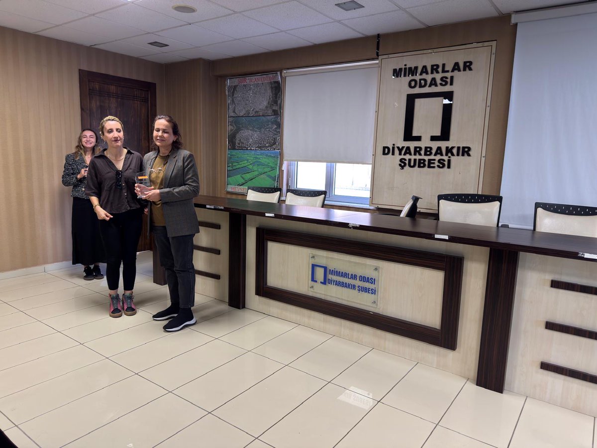 Mimarlar Odası Amed Şubemizin öncülüğünde , ‘TMMOB Amed İKK Hizmet Binası Mimari Proje‘  Yarışmasına katılım gösteren üyelerimize ve Jüri üyelerine emekleri için teşekkür plaketleri verildi .