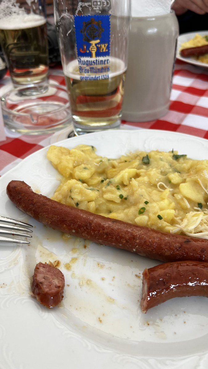 Ich bin wirklich entsetzt: Heute Mittag wurden mir im „Augustiner am Dom“ in München dieses Würste als „Fränkische Bratwürste“ serviert: Beim aufschneiden entpuppten sie sich als Käsekrainer. 
#aufschrei #augustineramdom #dom #käsekrainer #fränkischebratwürste #touristenfalle