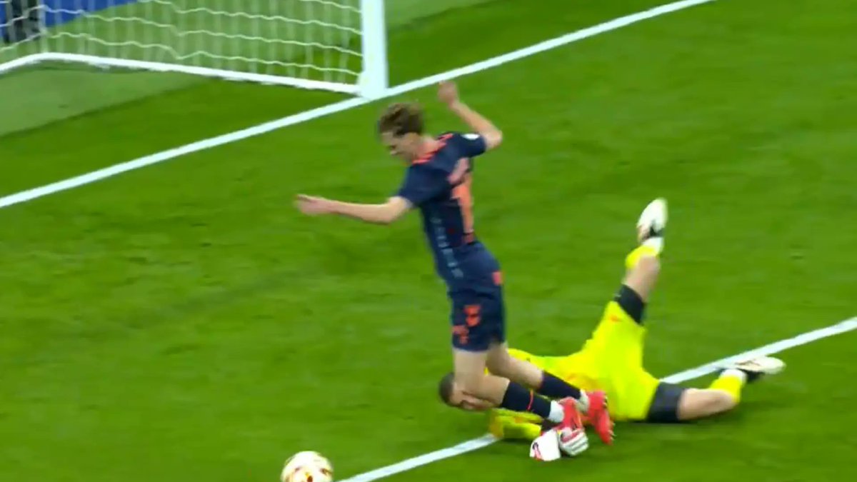 honor al Real Madrid por no querer presentarse a la final

ya sabemos que no lo merecen👏👏