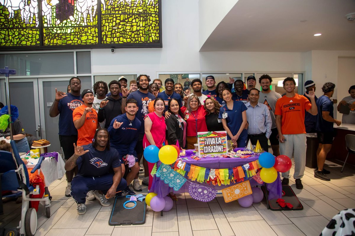 UTSAFTBL's tweet photo. Thank you to our friends at CHRISTUS Children’s for inviting us to the 2nd annual Mini Fiesta 🥳🎉🎊  It was a perfect way to kick off this fiesta season! 

#Selfless | #BirdsUp🤙
#210TriangleOfToughness https://t.co/wlCAunSmBQ