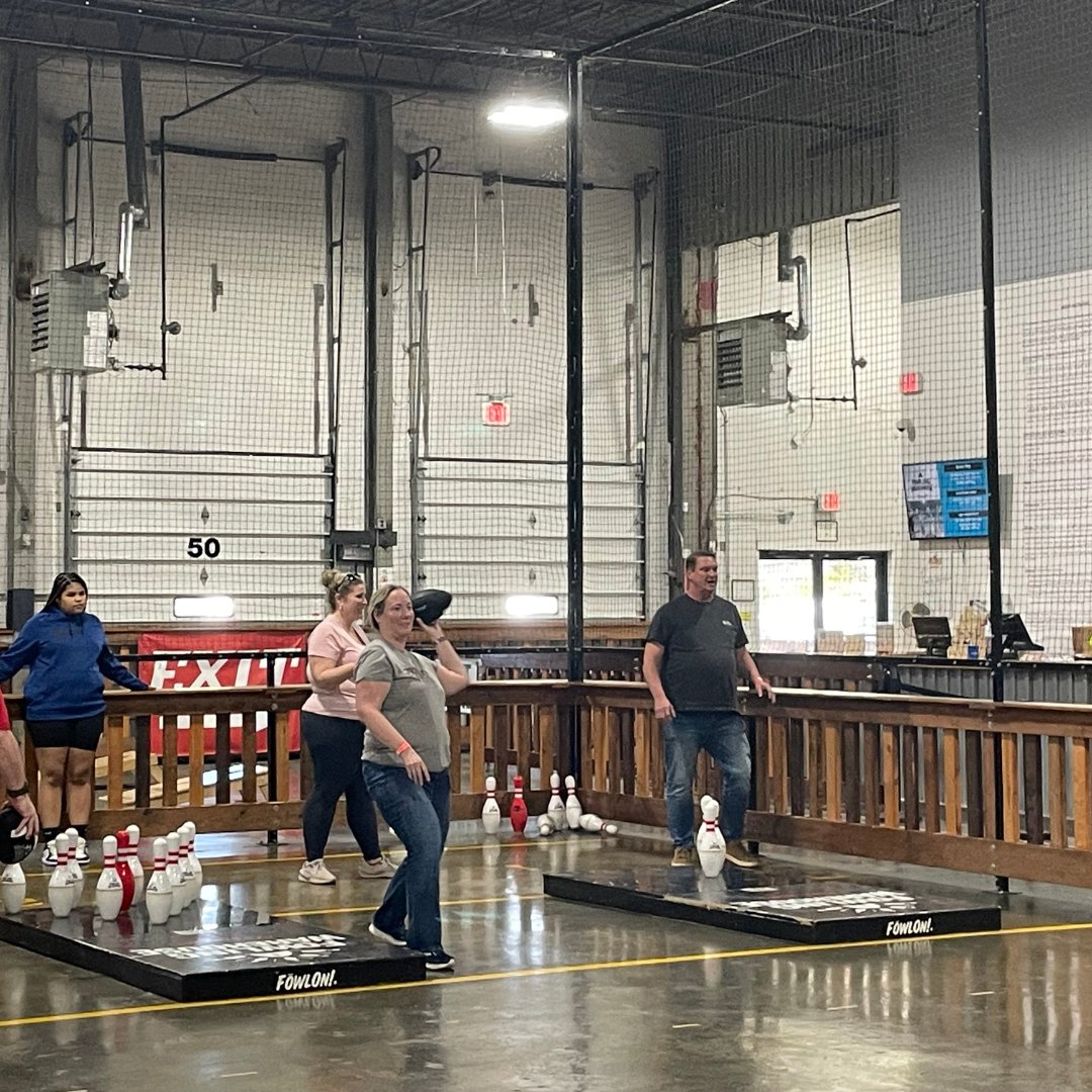 Work hard, play hard! Lindner Center team members and their families had a blast fowling at Fowling Warehouse! 🎳🏈