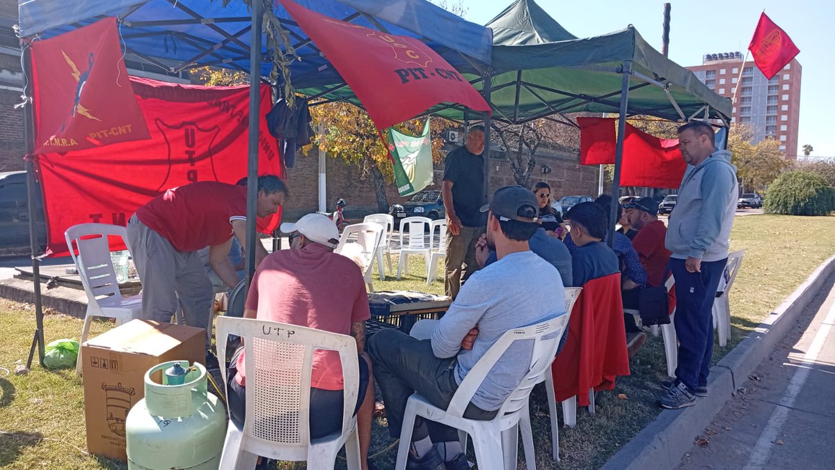 csiuruguay's tweet photo. Nos encontramos en Paysandú escuchando a las y los compañeros de Paycueros.
Es fundamental continuar bregando por el armado de un PLAN de Desarrollo industrial. 
De lo contrario seguiremos sufriendo estás situaciones. https://t.co/Zpmz0z6TLG