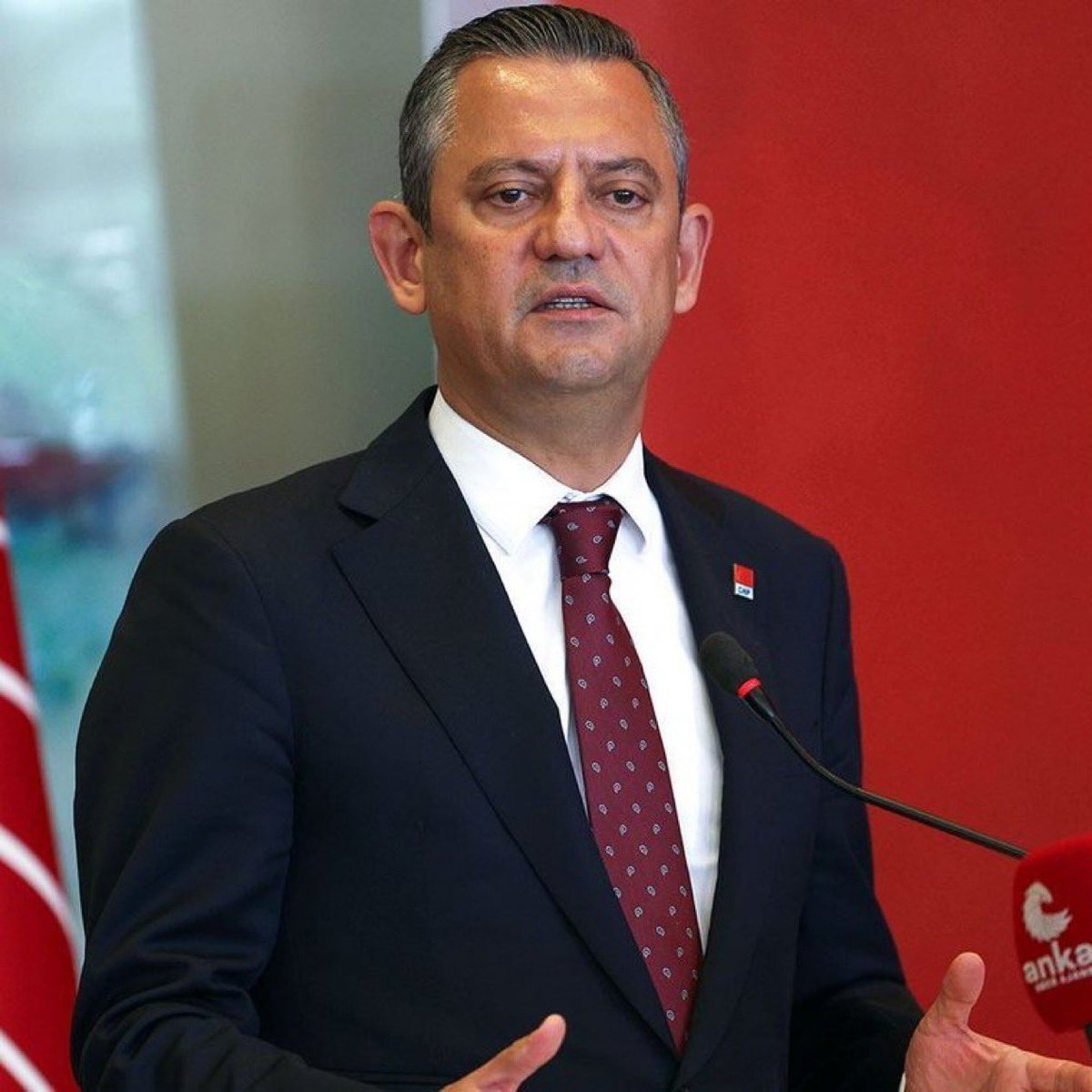 Özgür Özel:

"%70-75 parayı bizden kazanıp hizmeti Saray'a yapan NTV'ye, Doğuş Grubu'na, bunların sattıkları arabalara, boykotu sakın ha gevşetmeyin.

Sıkı tutun sonuç alacağız."