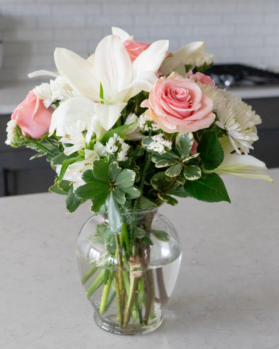 FlowersSend's tweet image. A little love, a little kindness, and a bouquet to brighten someone’s day. Because the best moments are the ones we create 💐✨

#Flowers #Gift #Happiness #SendFlowers