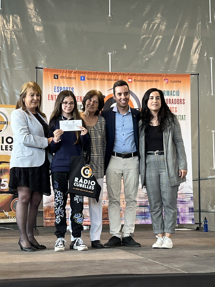 Seguim amb el lliurament dels Premis Víctor Alari! 

📻 Recordeu que podeu seguir-los en directe a alacarta.radiocubelles.cat/embed/live i per streaming al nostre Facebook!