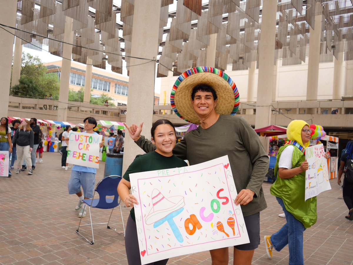 StudentsAtUTSA's tweet photo. Día en la Sombrilla is happening right now! Be sure to stop by and enjoy the festivities on campus!🎉🎊
#UTSA #StudentsAtUTSA https://t.co/OYWiWKx5AG