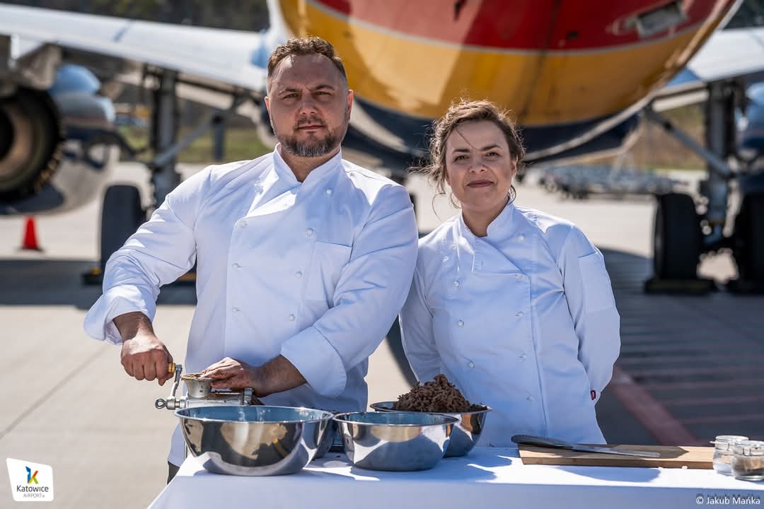 Katowice Airport (@katowiceairport) on Twitter photo 🍽️ „Rosół polski” w KTW!
👩🍳 Już w sobotę 26 kwietnia br. o godz. 13:25 na TVP2 premiera piątego odcinka nowego kulinarnego programu „Rosół polski”. 
✈️ Mistrzowie kuchni Agnieszka Kraszewska i Aleksander Baron zabiorą Was w niezwykłą podróż w czasie, by odkrywać polskie smaki, 🍽️ „Rosół polski” w KTW!
👩🍳 Już w sobotę 26 kwietnia br. o godz. 13:25 na TVP2 premiera piątego odcinka nowego kulinarnego programu „Rosół polski”. 
✈️ Mistrzowie kuchni Agnieszka Kraszewska i Aleksander Baron zabiorą Was w niezwykłą podróż w czasie, by odkrywać polskie smaki,