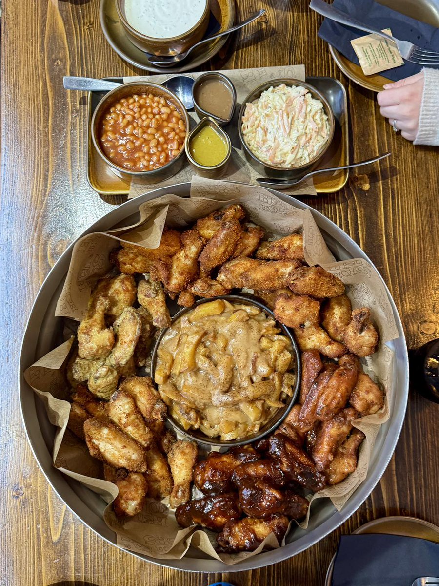 NewcastleNE1's tweet photo. We tried the Keg of Wings at @hen_hops and honestly? It’s hefty… in the best way possible! 🍗🔥

60 wings (Yes SIXTY), 6 flavours (you get to mix + match from the 20 flavour options!) PLUS a bucket of chips, BBQ beans, coleslaw, curry sauce, chicken gravy! https://t.co/sju6pZkV6e