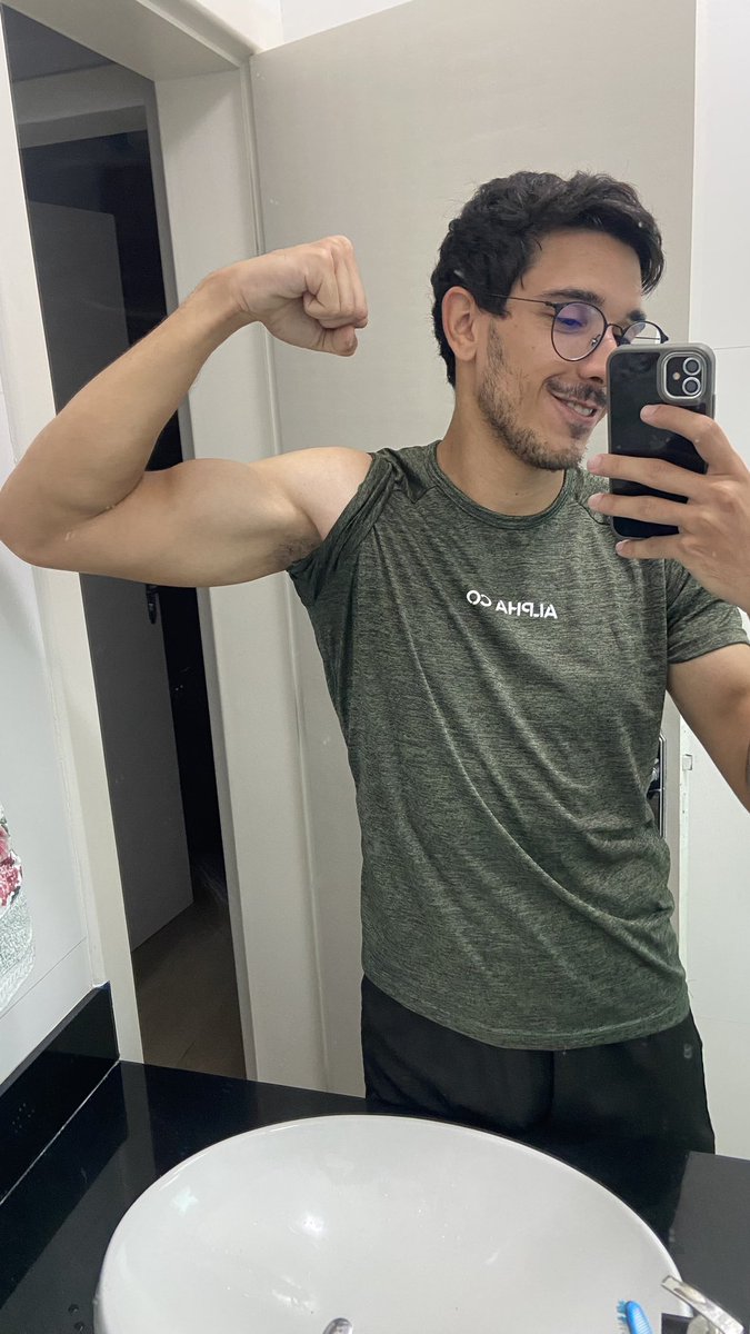 eufaleimerda's tweet image. A dieta nova começando a fazer efeito 💪🏽